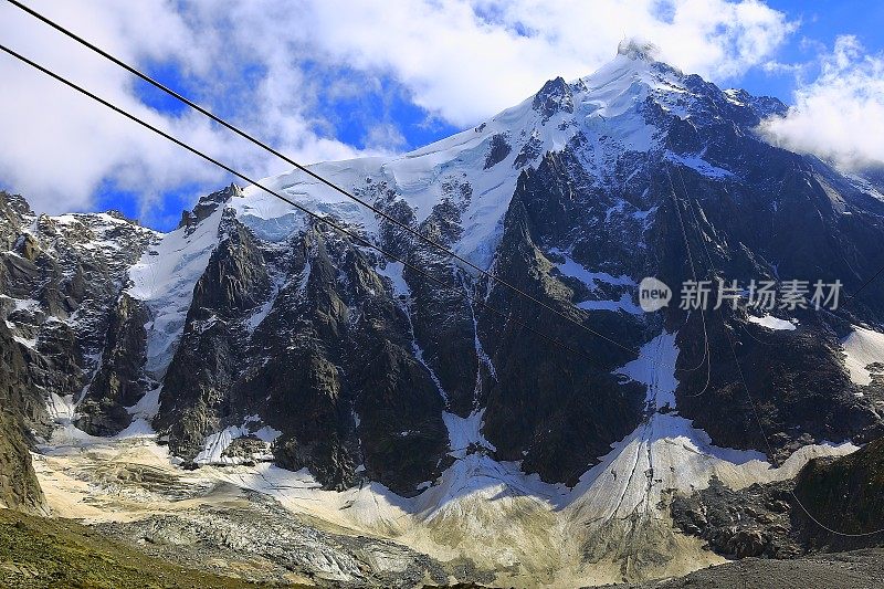 走到Aiguille Du Midi，云雾缭绕的勃朗峰